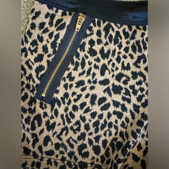 Leopard cheetah knit shorts with gold front zippers - Picture 5 of 5